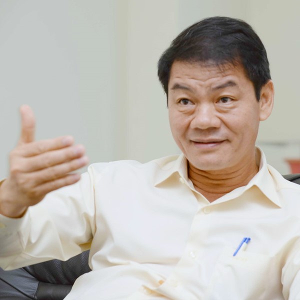 Tỷ phú Trần Bá Dương bắt tay